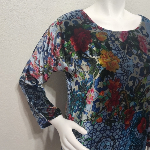 Johnny Was Velveteen Silk Floral Blue Top Size S - Picture 9 of 13
